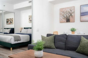 1BD next to Queen St - most ideal location